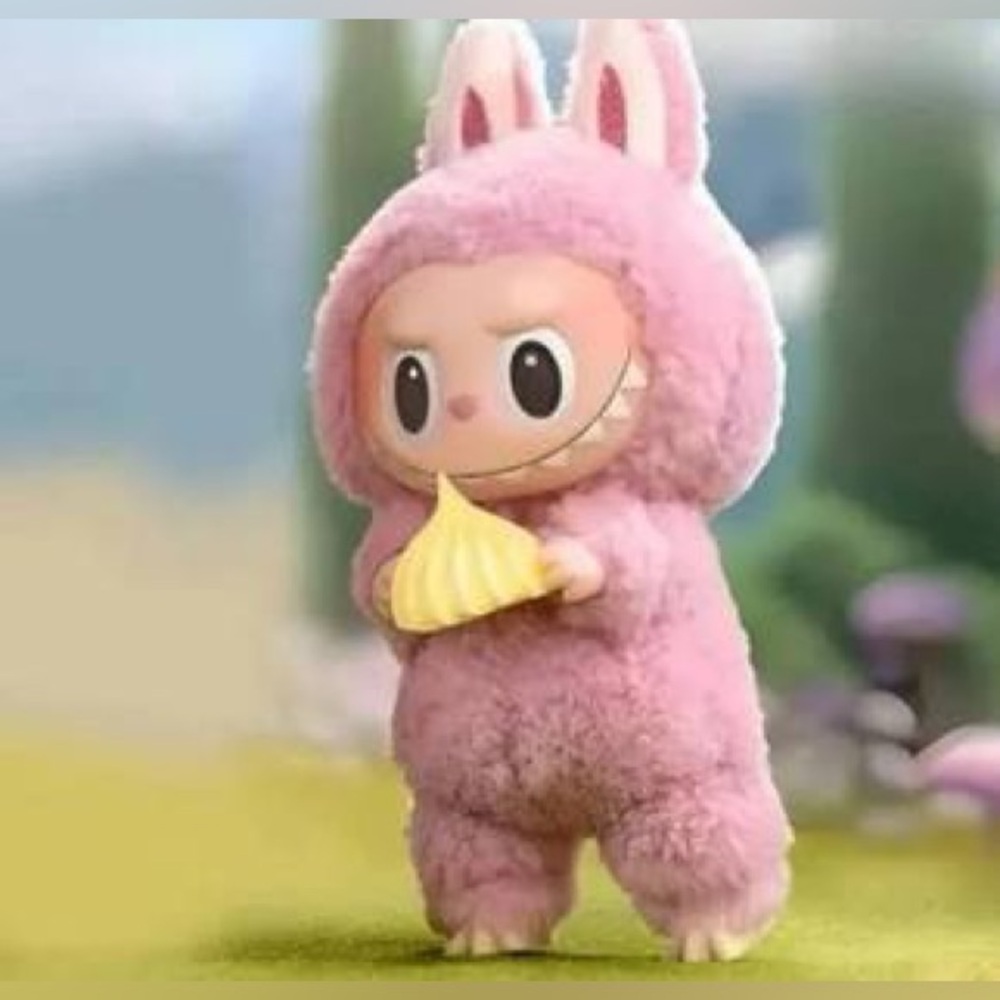 POP MART NWT LABUBU 100% AUtHENTIC
LYCHEE BERRY🩷